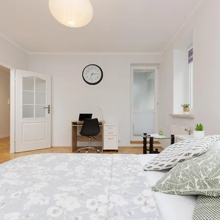 Studio Bielany With Home Office Near Metro Station By Noclegi Renters Warsaw Exterior photo